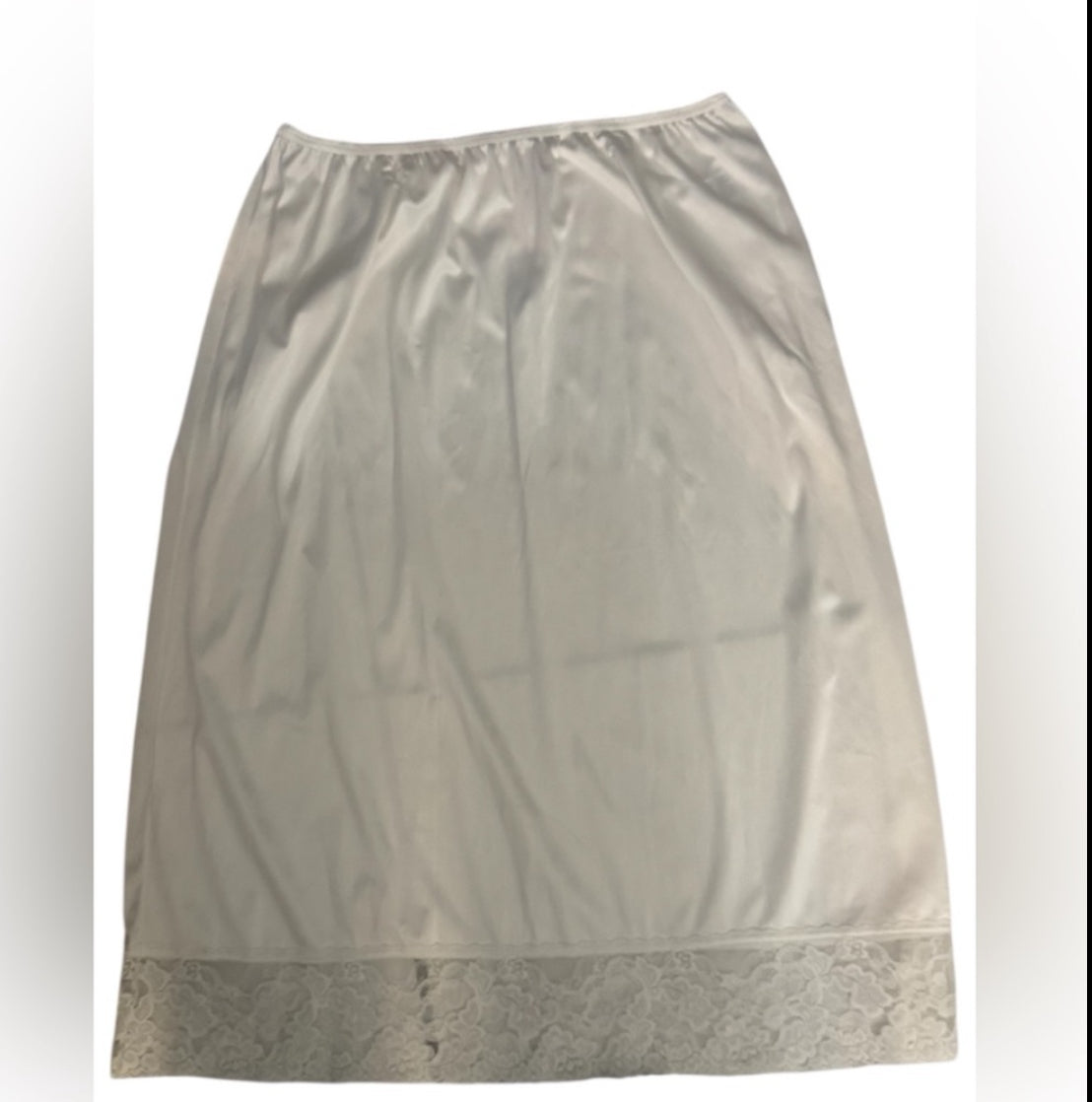 Pre-Loved Vassaratte Elegant White Lace Slip Skirt