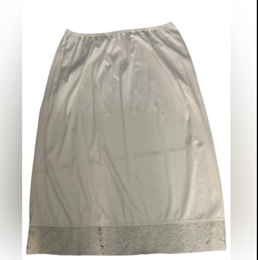 Pre-Loved Vassaratte Elegant White Lace Slip Skirt
