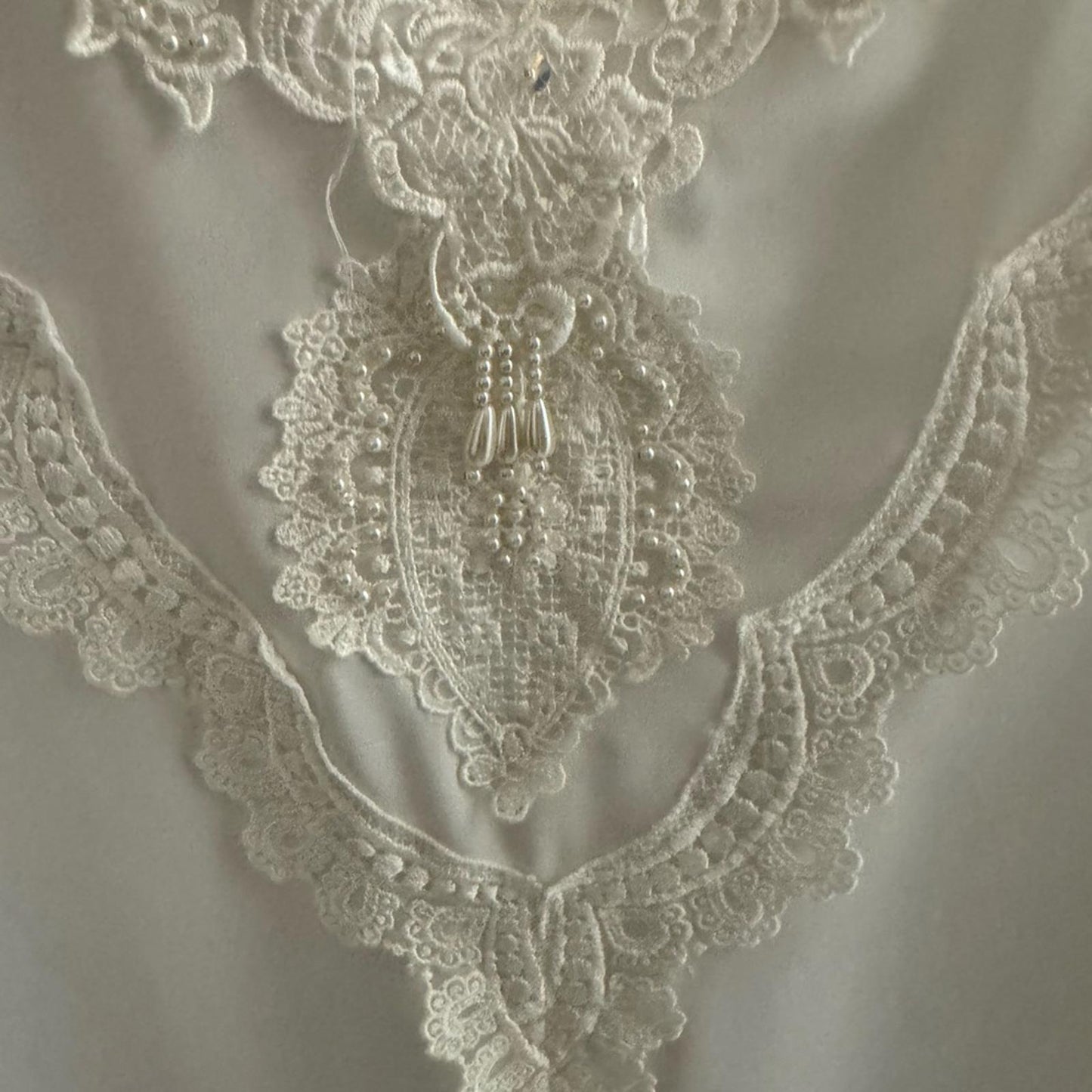 Pre-Love Chic White V-Neck Women's Blouse