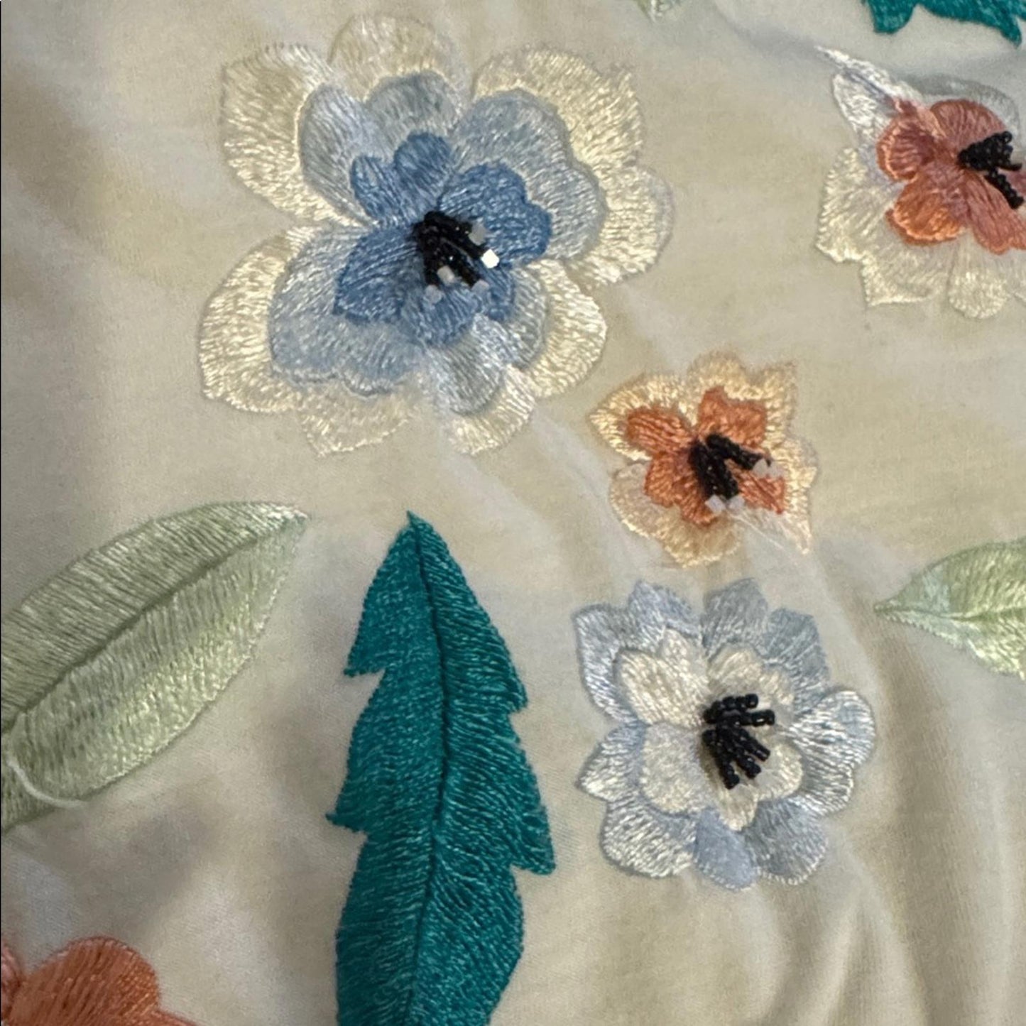 Pre-Love Chic White Floral Embroidered Long Sleeve Top