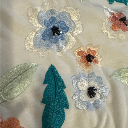 Pre-Love Chic White Floral Embroidered Long Sleeve Top