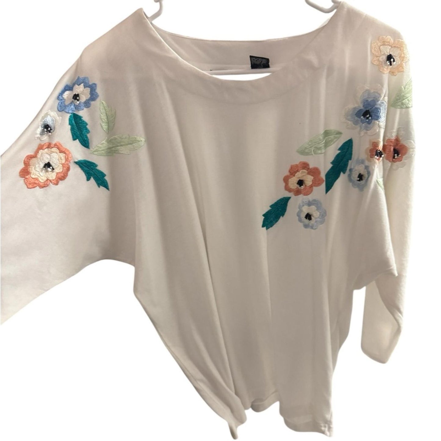 Pre-Love Chic White Floral Embroidered Long Sleeve Top