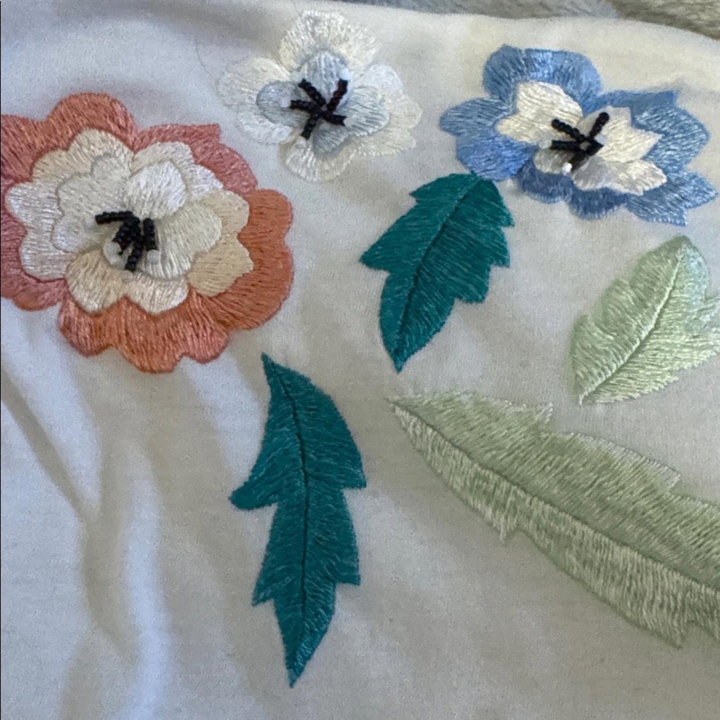 Pre-Love Chic White Floral Embroidered Long Sleeve Top